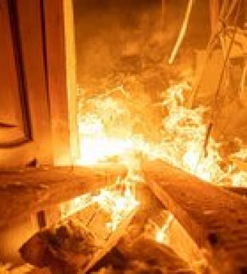 Киев. Последствия самой большой российской атаки &quot;шахедами&quot; – фото спасателей