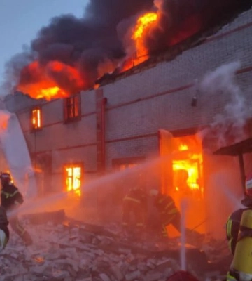 На Київщині через падіння уламків дронів горіло підприємство, пошкоджені чотири будинки