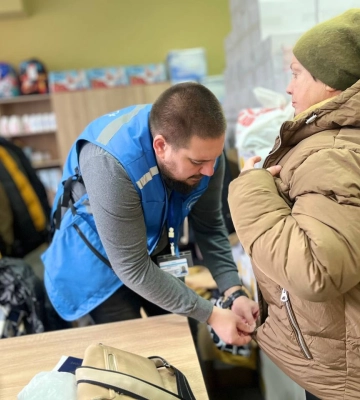 Переселенці з Маріуполя отримали теплий одяг та взуття у Дніпрі