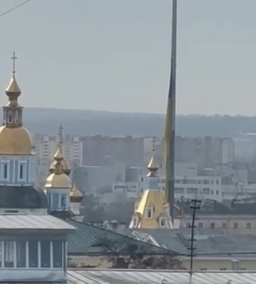 У Харкові приспустили прапор України (відео)