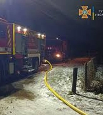 Горів будинок: у Любомлі з вогню вивели двох людей