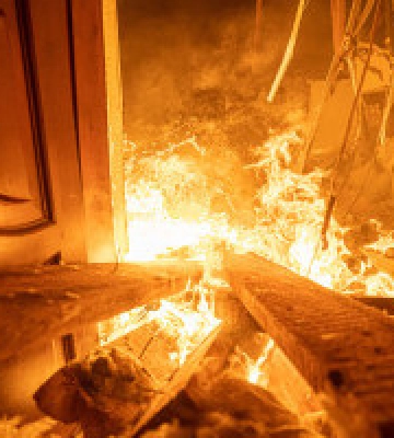 У Києві рятувальники ліквідовують наслідки атаки ворога, на Київщині пошкоджено будинки та автівки 