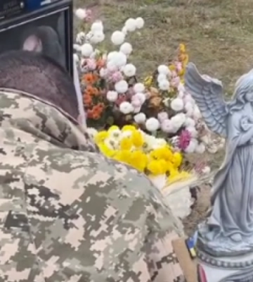 Командир приїхав зі сходу на могилу свого підлеглого, загиблого Героя з Волині: відео, що крає серце