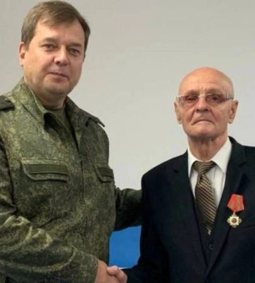 Облегчает работу спецслужбам: в Мелитополе Е. Балицкий наградил орденом престарелого медика-коллаборанта 