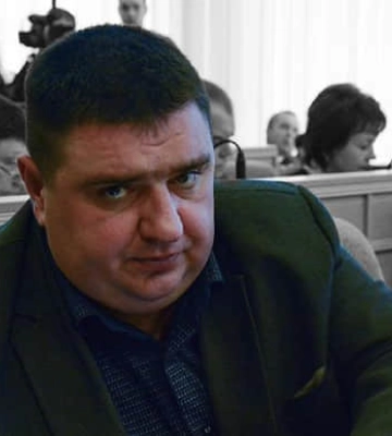 Мільйони у валізах, елітні авто, ділянки й коштовності: на незаконному збагаченні викрили депутата Рівненської облради