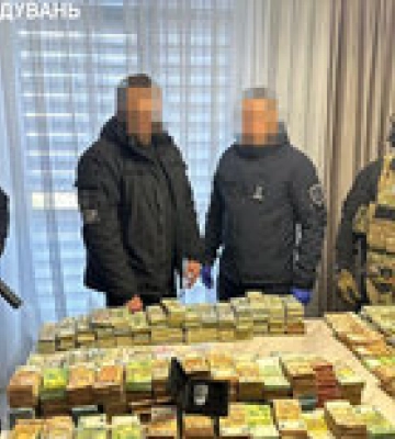 ДБР: У Ровенского депутата нашли $4 млн, оружие, элитные автомобили и землю – видео, фото