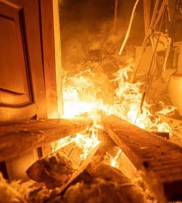 Из-за падения обломков дронов горело предприятие и повреждены четыре дома на Киевщине