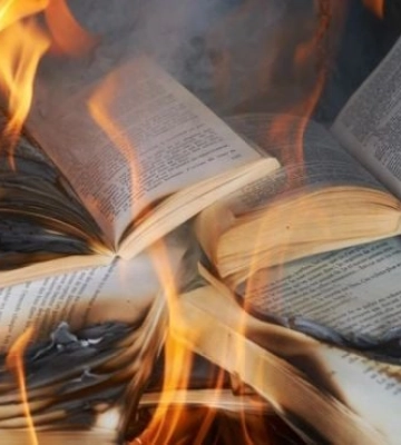 Почему оккупанты массово сжигают украинские книги в Мелитополе? 