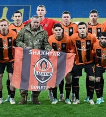Команда ФК &quot;Шахтар&quot; передала головному сержанту 110-ї ОМБр Віктору Жаруку новий прапор клубу