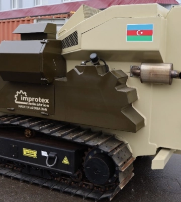 Полтавські рятувальники отримали азербайджанську машину для розмінування