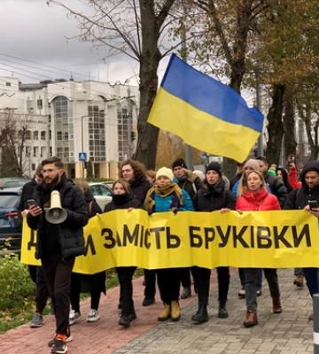 «Бюджет належить громаді»: у Луцьку молодь вимагала від влади більше витрачати на армію 