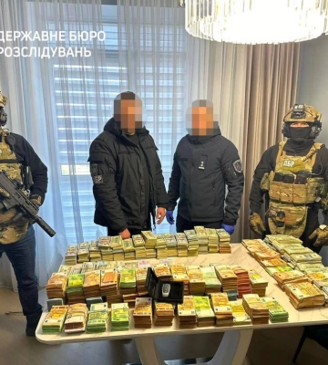 4 млн, золоті злитки і автомат Калашникова: ДБР провело обшук у депутата Рівненської облради