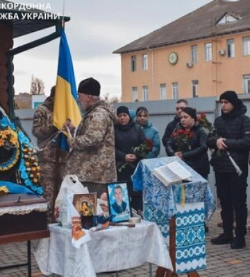 Із прикордонником Сергієм Співаком, який загинув у лютому 2022 року, захищаючи Україну, попрощалися на Одещині. ФОТОрепортаж