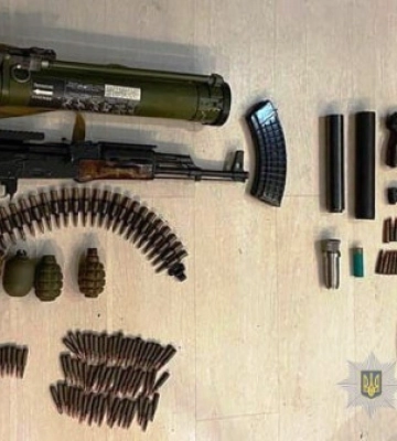 На Дніпропетровщині поліцейські вилучили у чоловіка арсенал зброї та боєприпасів