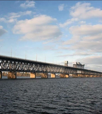У Дніпрі хлопець стрибнув із Амурського мосту після сварки з дівчиною