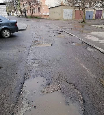 Миколаївці скаржаться на жахливий стан дороги по вулиці Шкільна, на яку влада не звертає уваги вже шість років