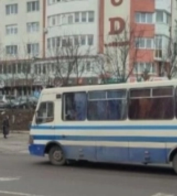 Померла жінка, яка у Рівному випала з маршрутки