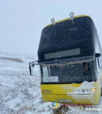 На Одещині через негоду сталися близько півсотні ДТП – найбільше з вантажівками та рейсовими автобусами (фото, відео)