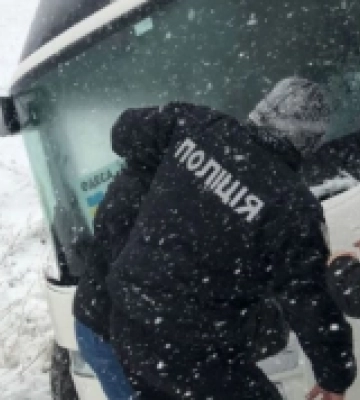 Сильний сніг, ДТП з постраждалими та затори: яка ситуація на дорогах Одеської області