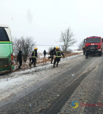 На Одещині рятувальники витягли із замету «швидку»