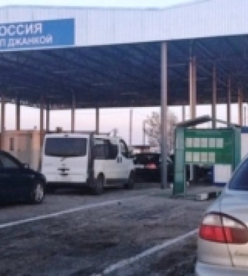 На пропускному пункті в Криму виник величезний затор з херсонського напрямку