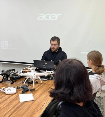 Мавіки та FPV. Як у Франківську дітей навчають літати на дронах