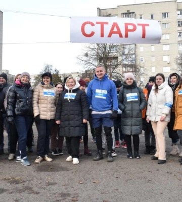 На стадіоні луцької гімназії відбувся символічний забіг проти насильства