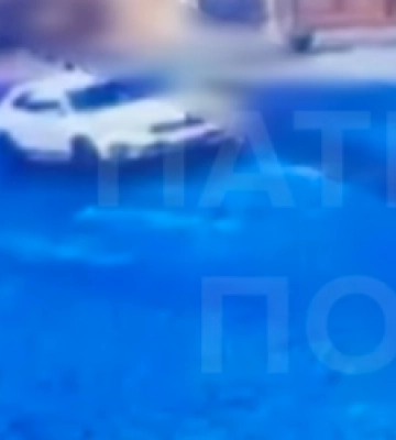 У Львові нетверезий водій проїхався по тротуару, врізався в браму та дорожній знак (ВІДЕО)