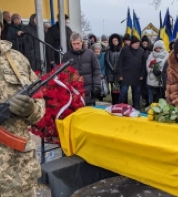 У селі Білин попрощалися із захисником Андрієм Відніком