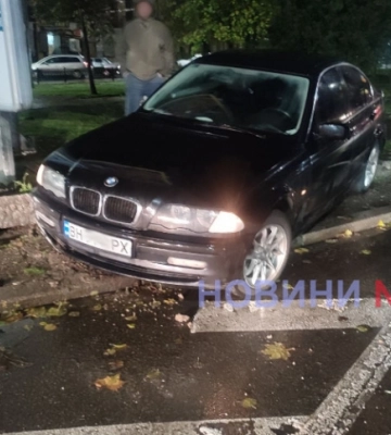 У центрі міста водій на BMW зніс огорожу