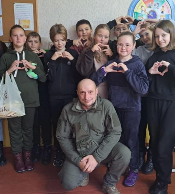 Зворушлива зустріч: на Волині військовослужбовець віддячив учениці, яка передала йому подарунок