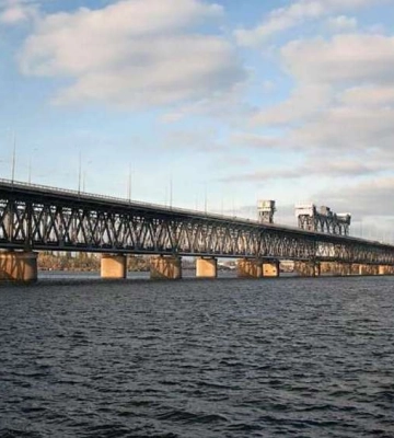 У Дніпрі хлопець стрибнув із Амурського мосту після сварки з дівчиною