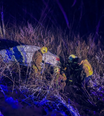 Рятувальники Сумщини витягли легковик із снігового замету (відео)