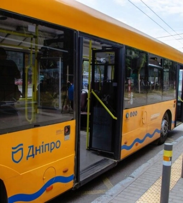 У Дніпрі курсантка врятувала життя чоловіку, який порізав вени в автобусі