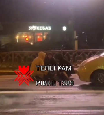 Біля автостанції у Рівному збили жінку