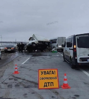 На Миколаївщині на трасі зіштовхнулись мікроавтобус, вантажівка та мінівен