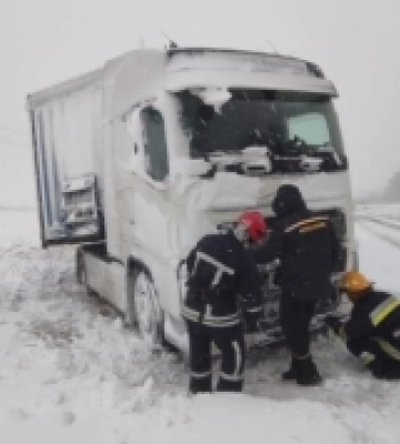 Наслідки негоди на Одещині: зросла кількість ДТП, до розчищування трас залучили БТРи