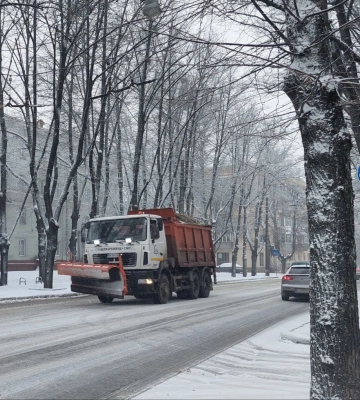 Зима прийшла несподівано: у Сумах транспорт працює із запізненням