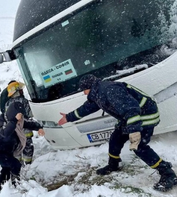 Потужна негода накрила Україну: перекрито дороги та знеструмлено населені пункти