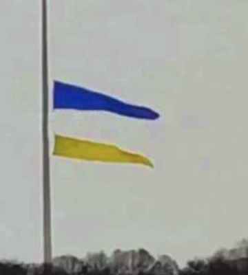 В Киеве ветер повредил самый большой флаг Украины