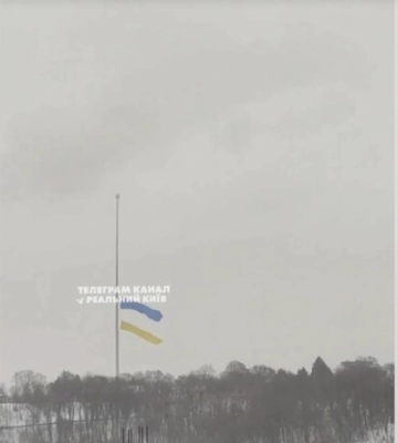 Негода пошкодила найбільший прапор країни у Києві (відео)