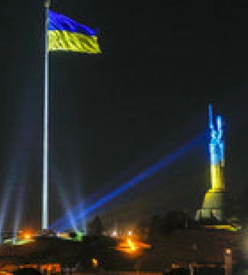 Ураган в Киеве разорвал самый большой флаг Украины – видео