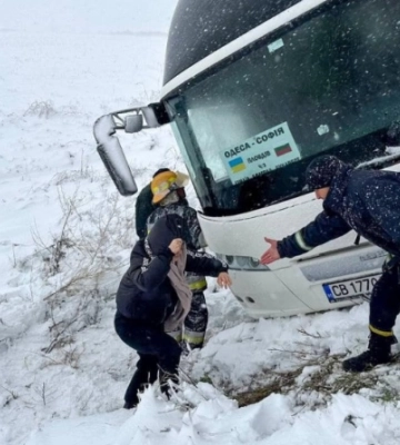 Через негоду в чотирьох областях України обмежено рух транспорту