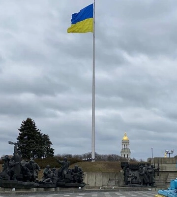 В Киеве ветер повредил самый большой флаг страны, его заменят на новый - КГГА