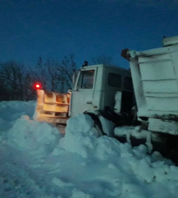 Зі снігових заметів на дорогах Миколаївщини витягнули автобус з дітьми та шість «швидких» Зі снігових заметів на дорогах Миколаївщини витягнули автобус з дітьми та шість «швидких»