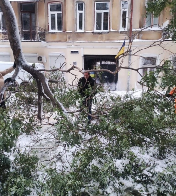 В Одесі майже 2000 працівників ліквідують наслідки негоди
