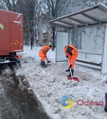 Одеські комунальники розчищають вулиці міста від снігу та впалих дерев 