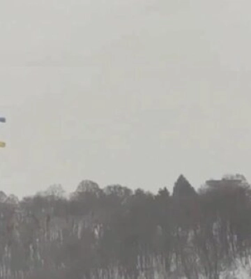 Вітер пошкодив найбільший прапор в Україні на щоглі поряд з меморіалом &quot;Україна-Мати&quot; у Києві. ВIДЕО
