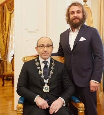 Син Кернеса повідомив, що його батько помер раніше і вперше показав свідоцтво про смерть