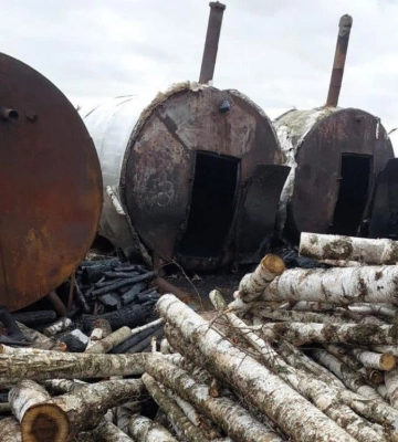 У Рівненському районі поліцейські викрили зловмисників, які випалювали деревне вугілля арештованими бочками: